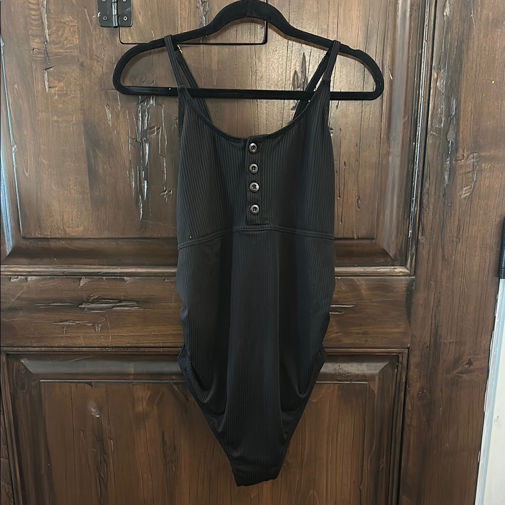 Sleek Black Scoop Neck One Piece Swimwear